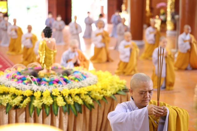 Trang nghiêm lễ tắm Phật tại chùa Thiên Quang